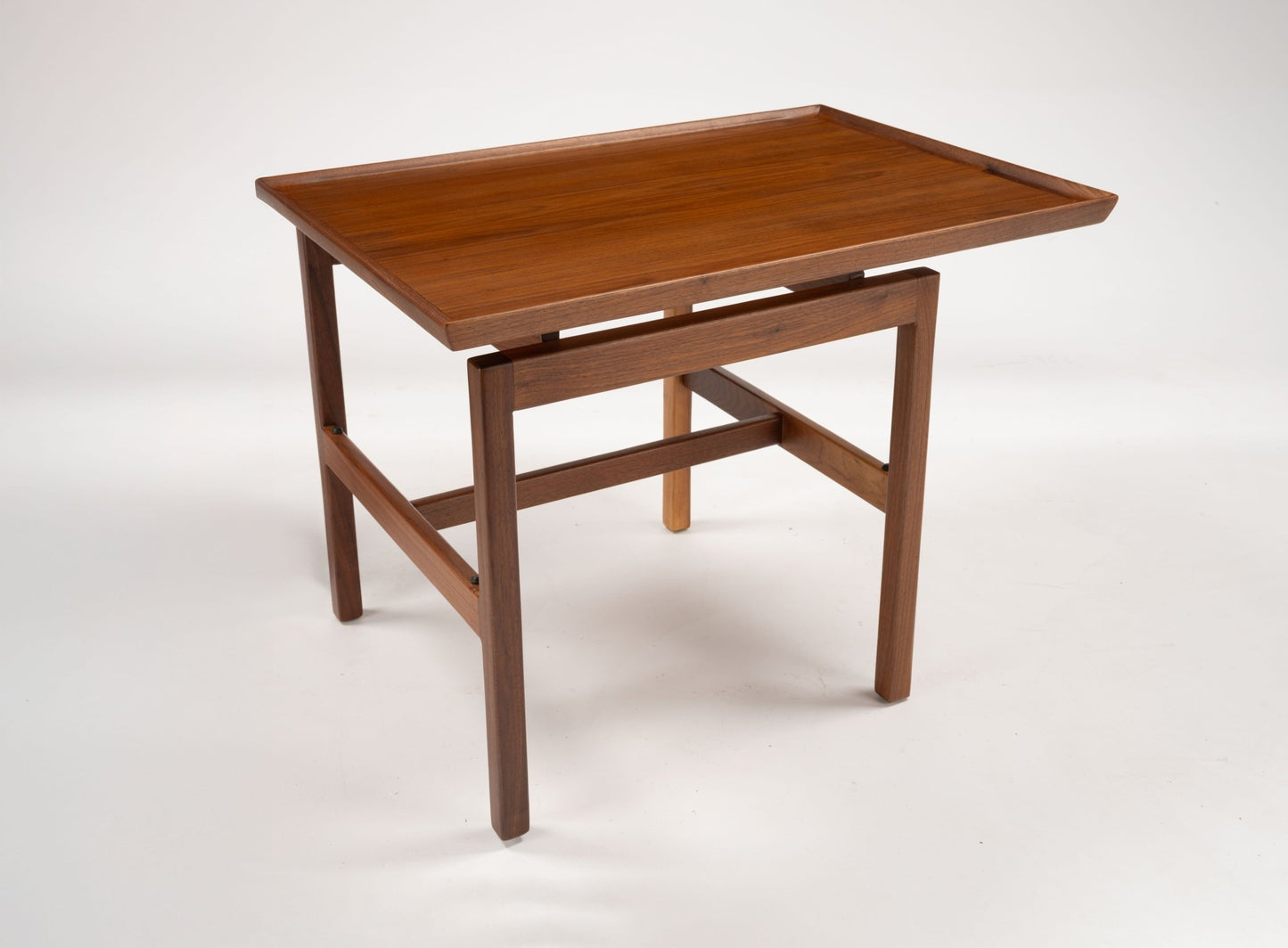 Mid-century modern Jens Risom cantilever side table in richly grained walnut with off-center rectangular top and gallery edge