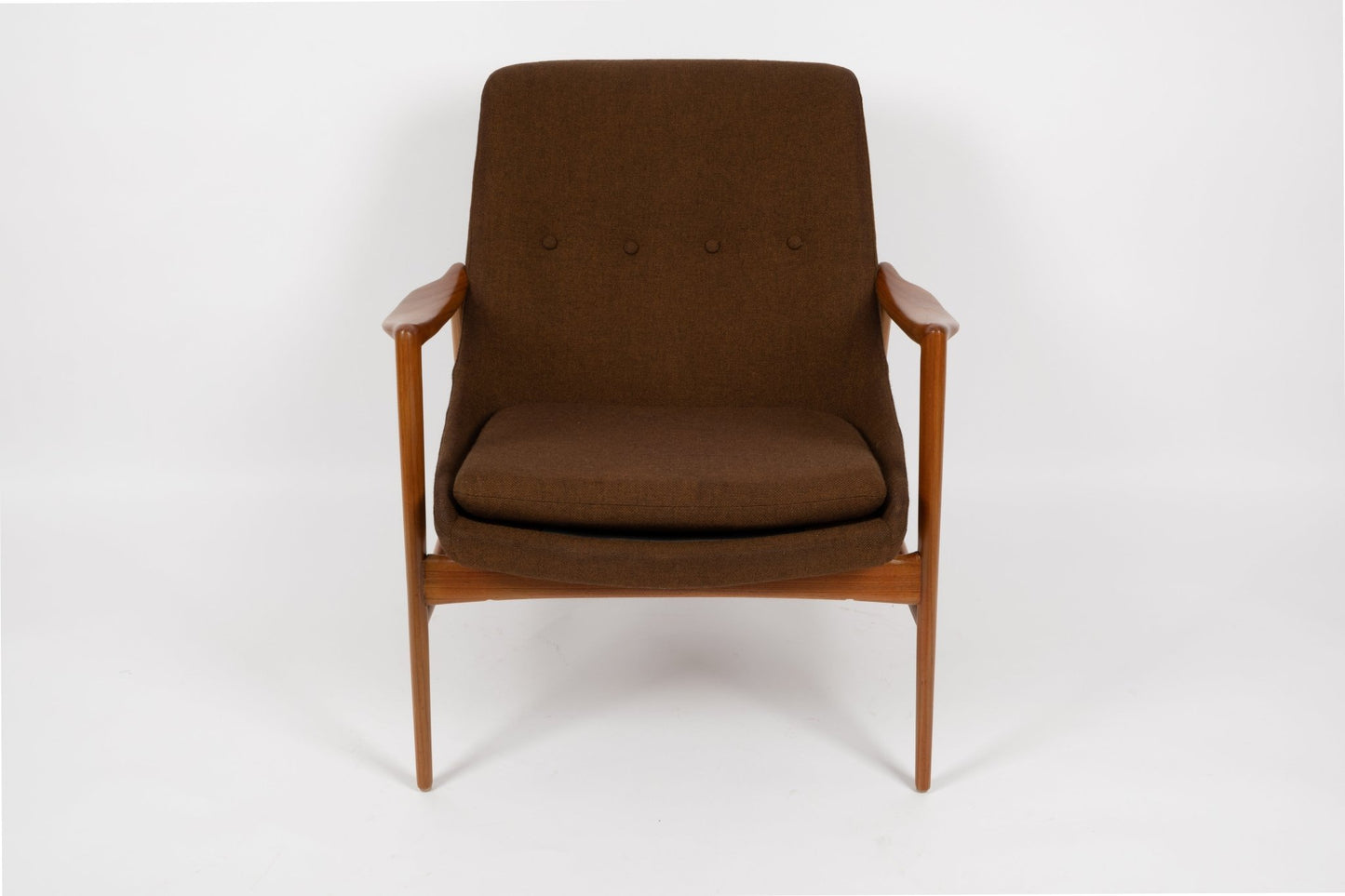 Mid-century lounge chair with sculptural teak frame and original brown wool upholstery, designed by Relling and Rastad.