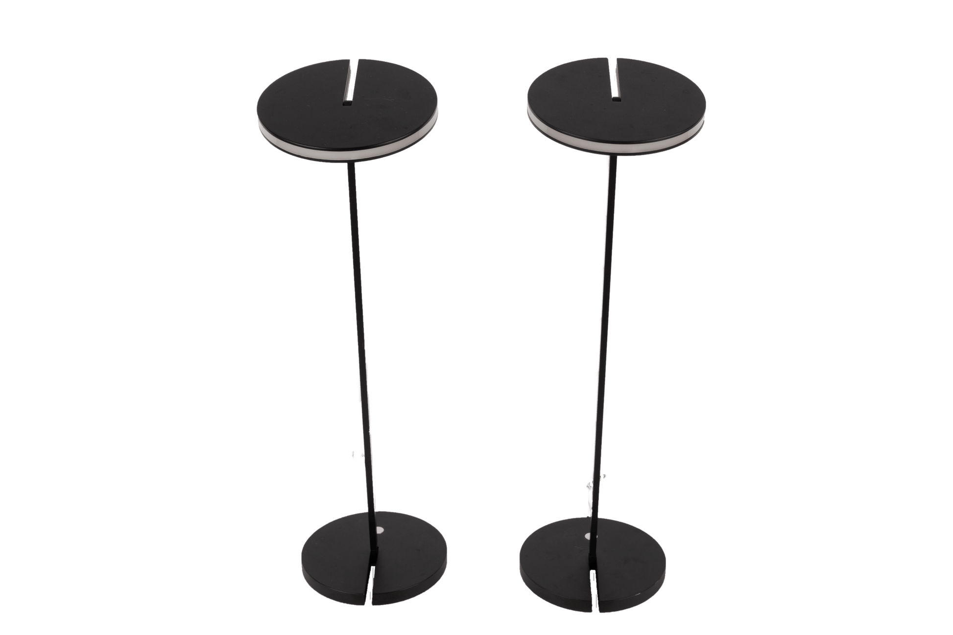 Pair of Artemide Itis black metal table lamps with round bases and adjustable articulated arms, modern Italian LED lighting