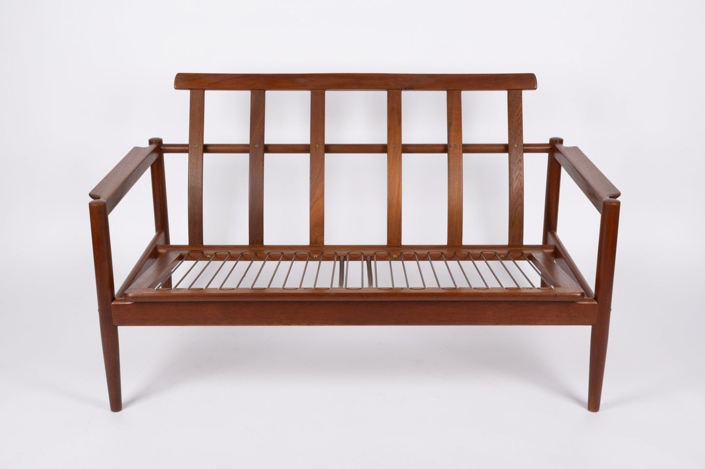 Borge Jensen teak settee frame from the 1960s with sculpted armrests and slatted back, Danish design