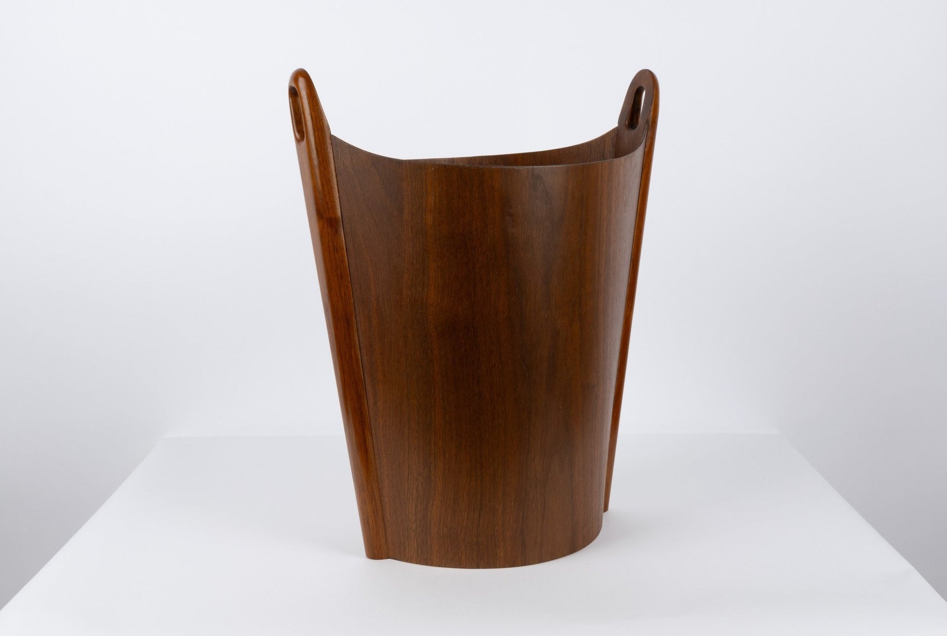 1960s Einar Barnes teak wastebasket with solid teak handles and thin plywood construction from Norway