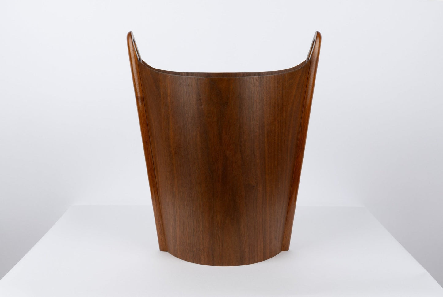 Einar Barnes teak wastebasket from the 1960s with thin plywood construction and solid teak handles, Norway design.