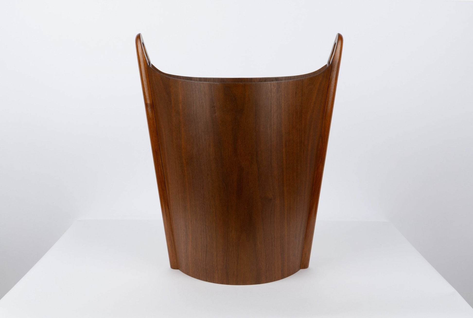 Einar Barnes teak wastebasket from the 1960s with thin plywood construction and solid teak handles, Norway design.