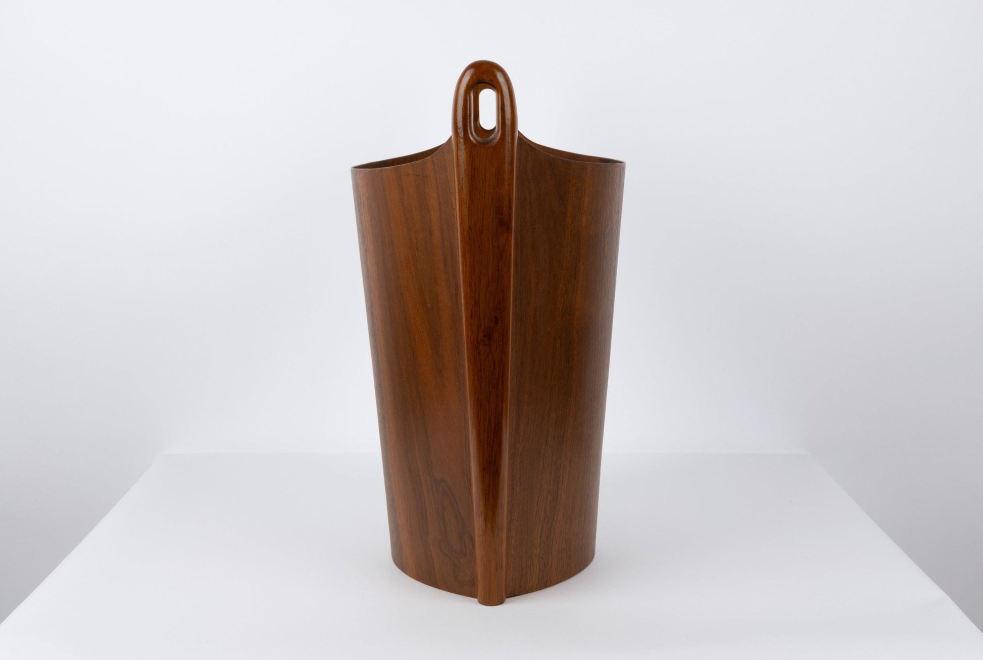 1960s Einar Barnes teak wastebasket with thin plywood construction and solid teak handle from Norway