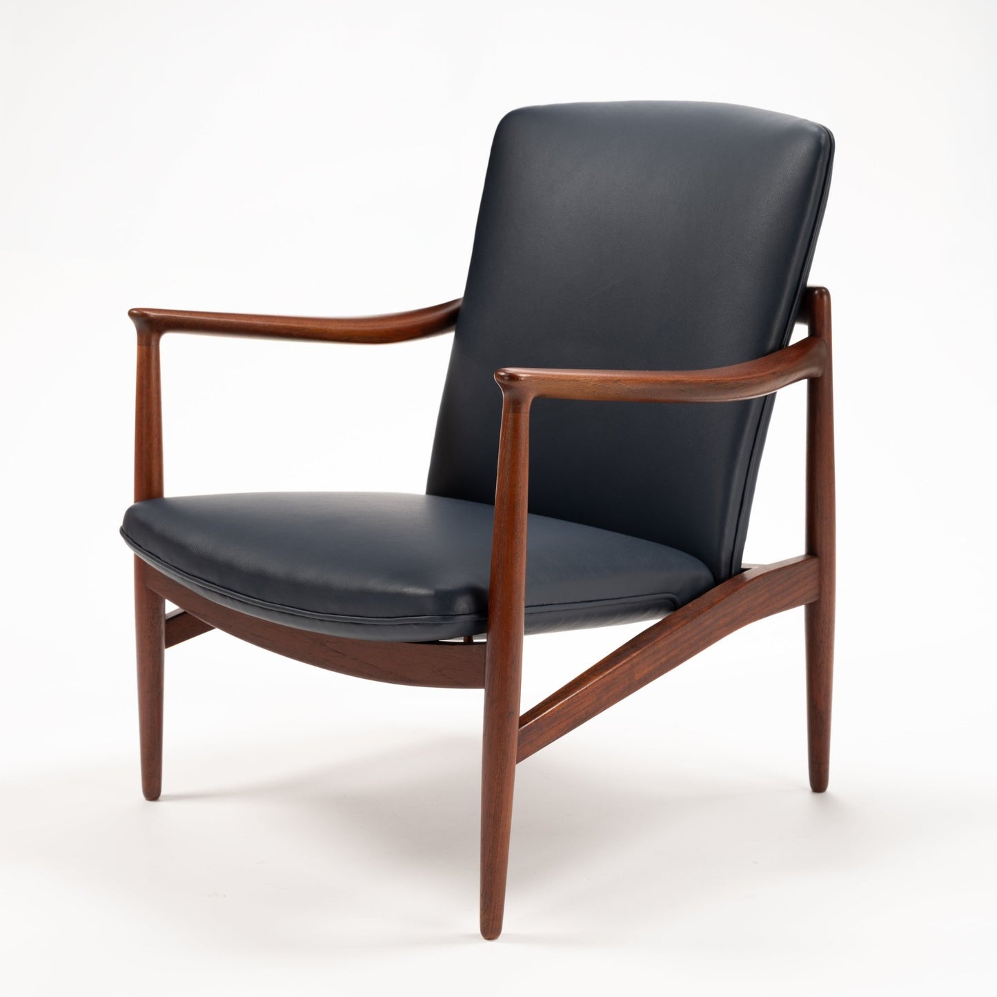 Jacob Kjaer Adjustable Lounge Chair featuring black leather upholstery polished rosewood arms and tapered legs in mid century modern furniture style