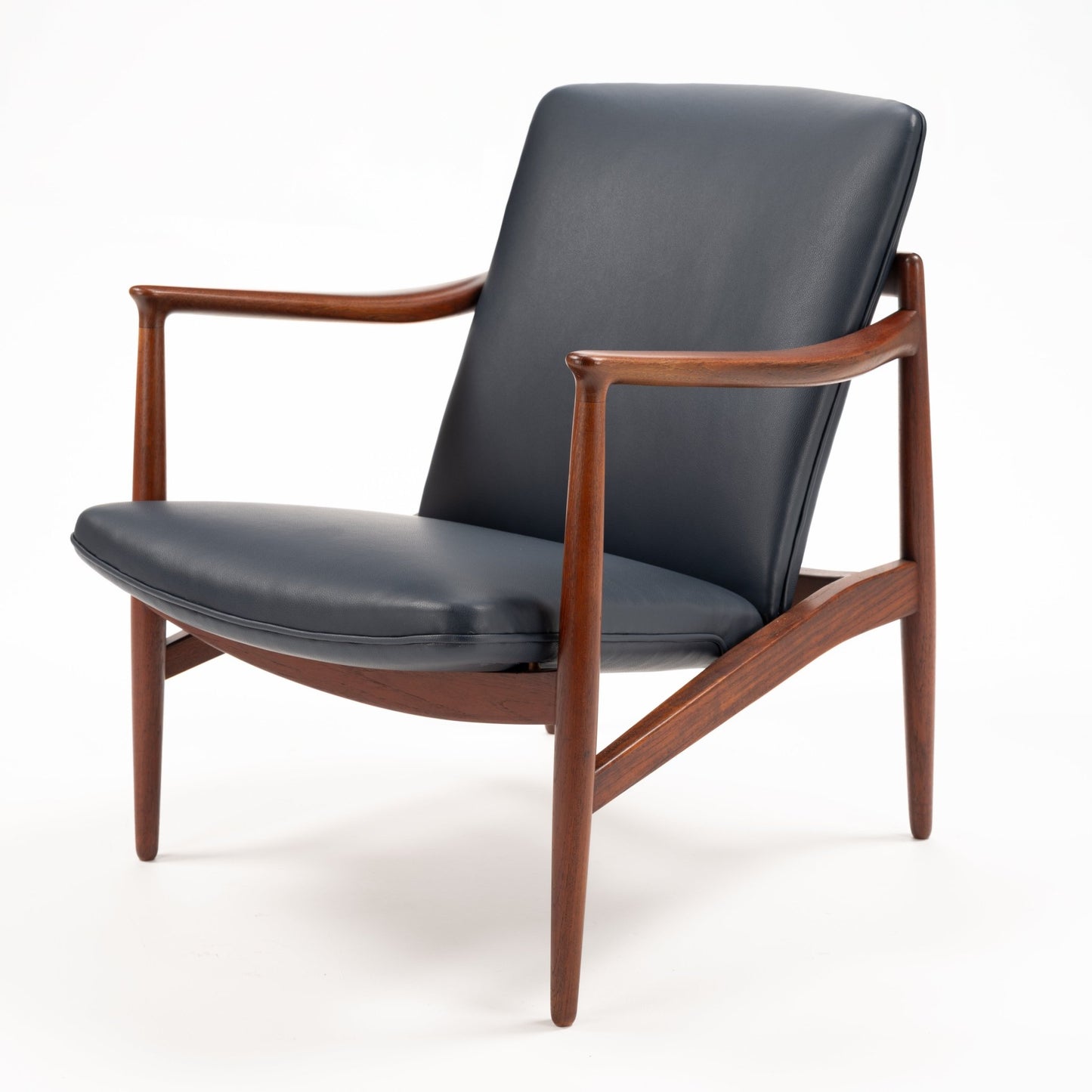 Jacob Kjaer Adjustable Lounge Chair with black leather seat and backrest curved rosewood arms and tapered legs in mid century modern furniture style