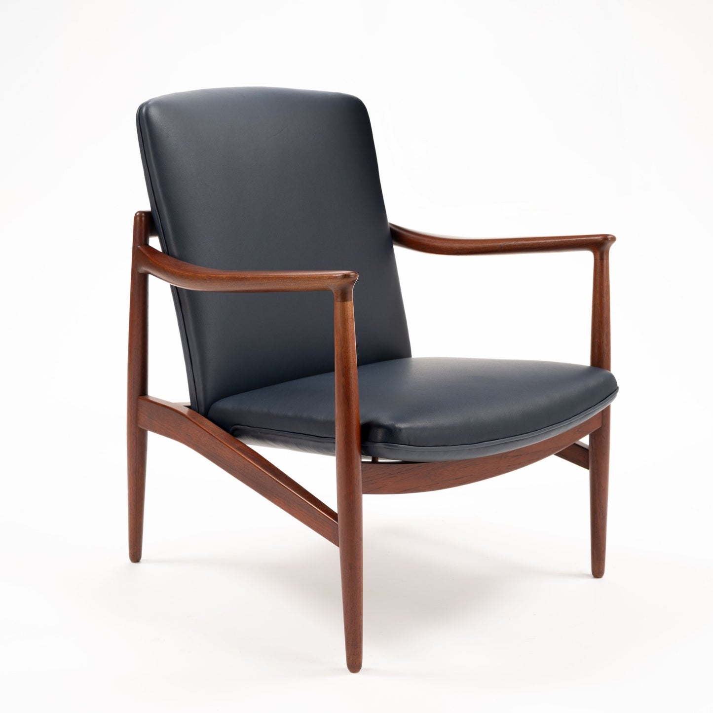 Jacob Kjaer Adjustable Lounge Chair with black leather upholstery polished wood frame curved arms and tapered legs in mid century modern furniture style