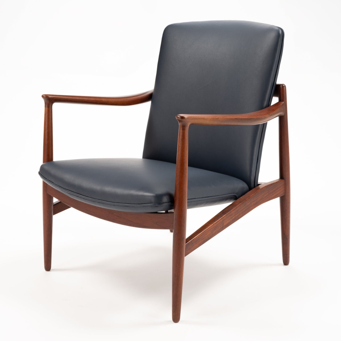 Jacob Kjaer Adjustable Lounge Chair with black leather seat and backrest sculpted rosewood arms and tapered legs in mid century modern furniture style