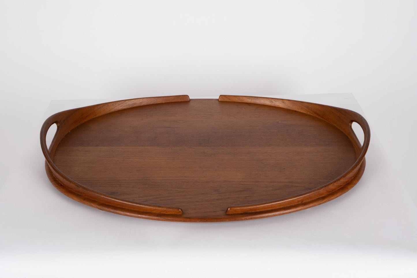 Large Jens Quistgaard oval teak tray from the 1950s with raised sculpted perimeter and handles by Dansk Denmark
