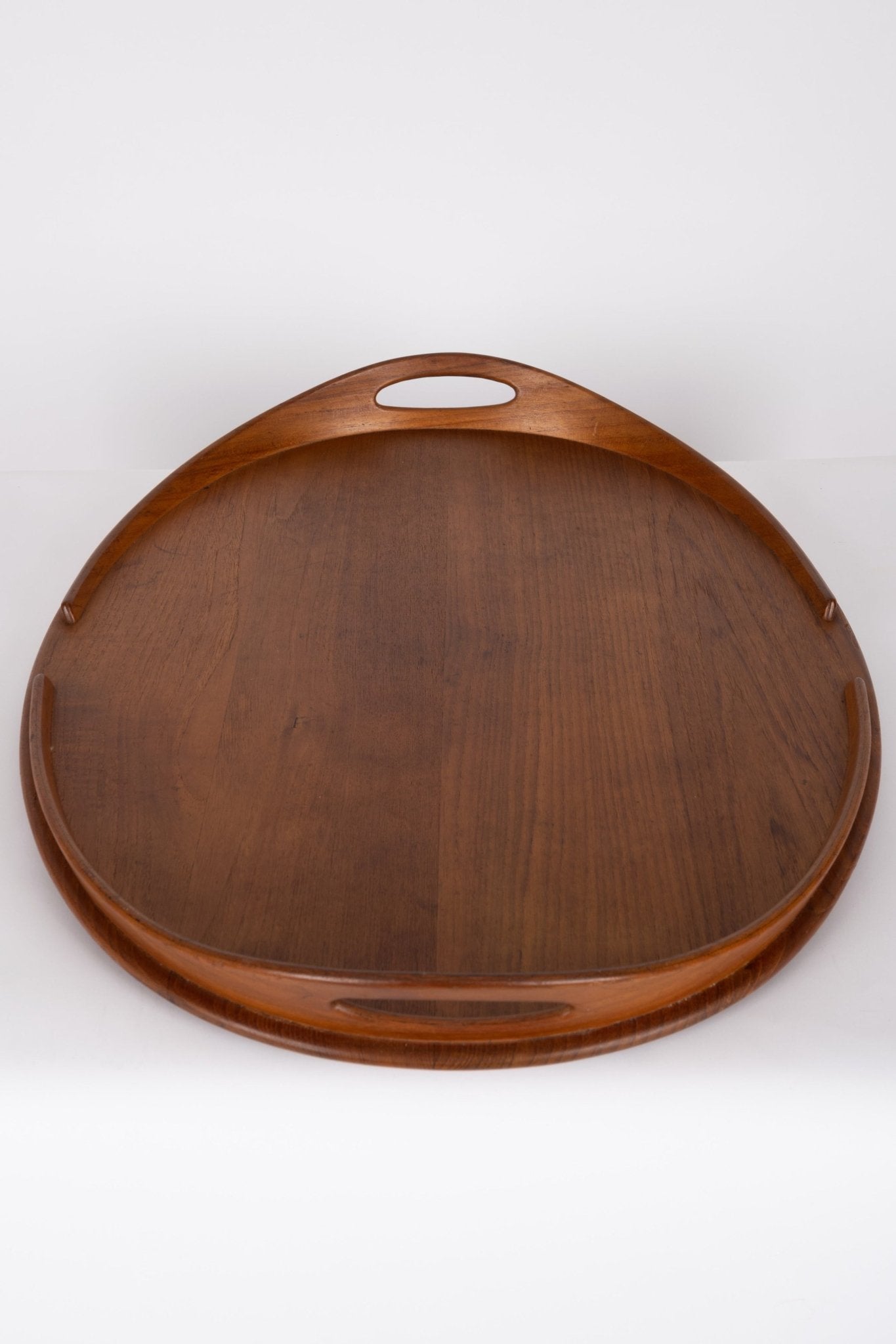 Large Jens Quistgaard oval teak tray from the 1950s with raised sculpted perimeter and handles by Dansk Denmark.
