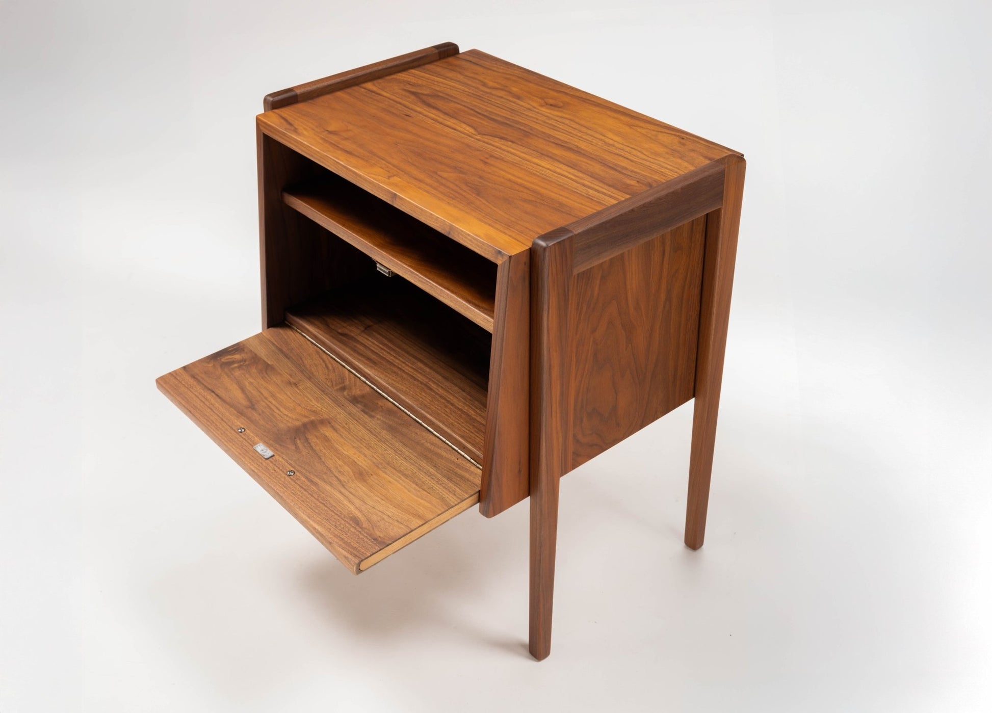 Pair of 1960s Jens Risom walnut bedside tables with open upper shelf and drop-down front drawer for storage