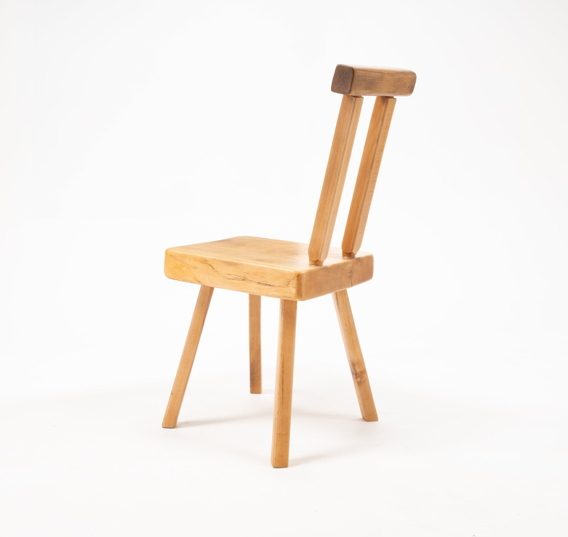 Mobichalet Brutalist pine chair with oversized angular seat and angled backrest, Belgian design from 1950s