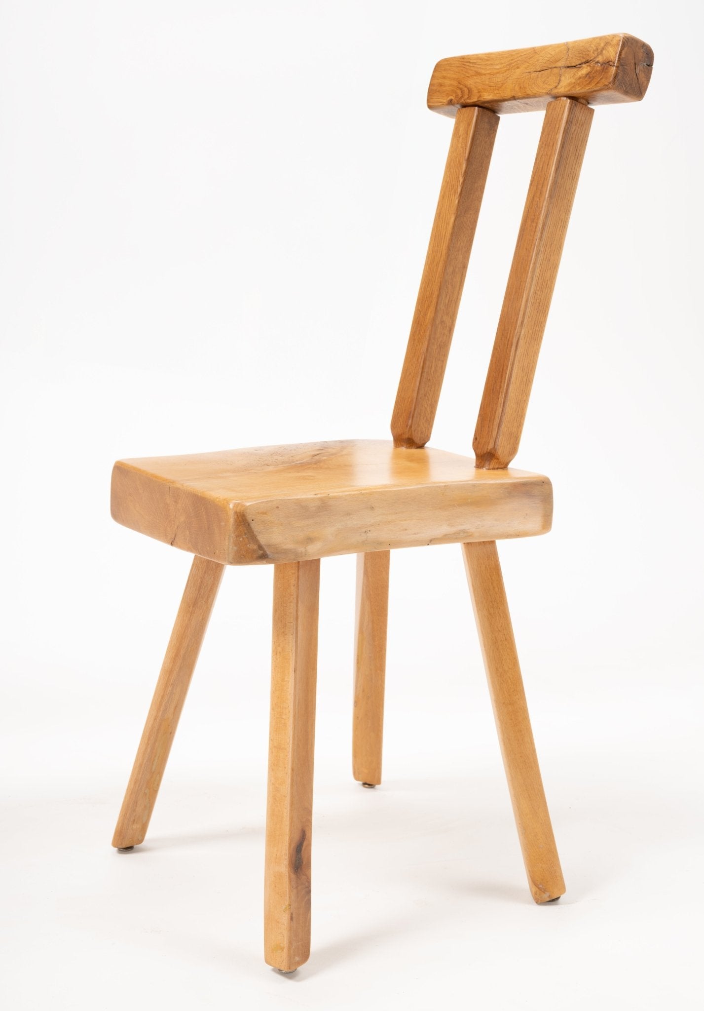 Mobichalet Brutalist pine chair with thick square seat and angled backrest supports on white background