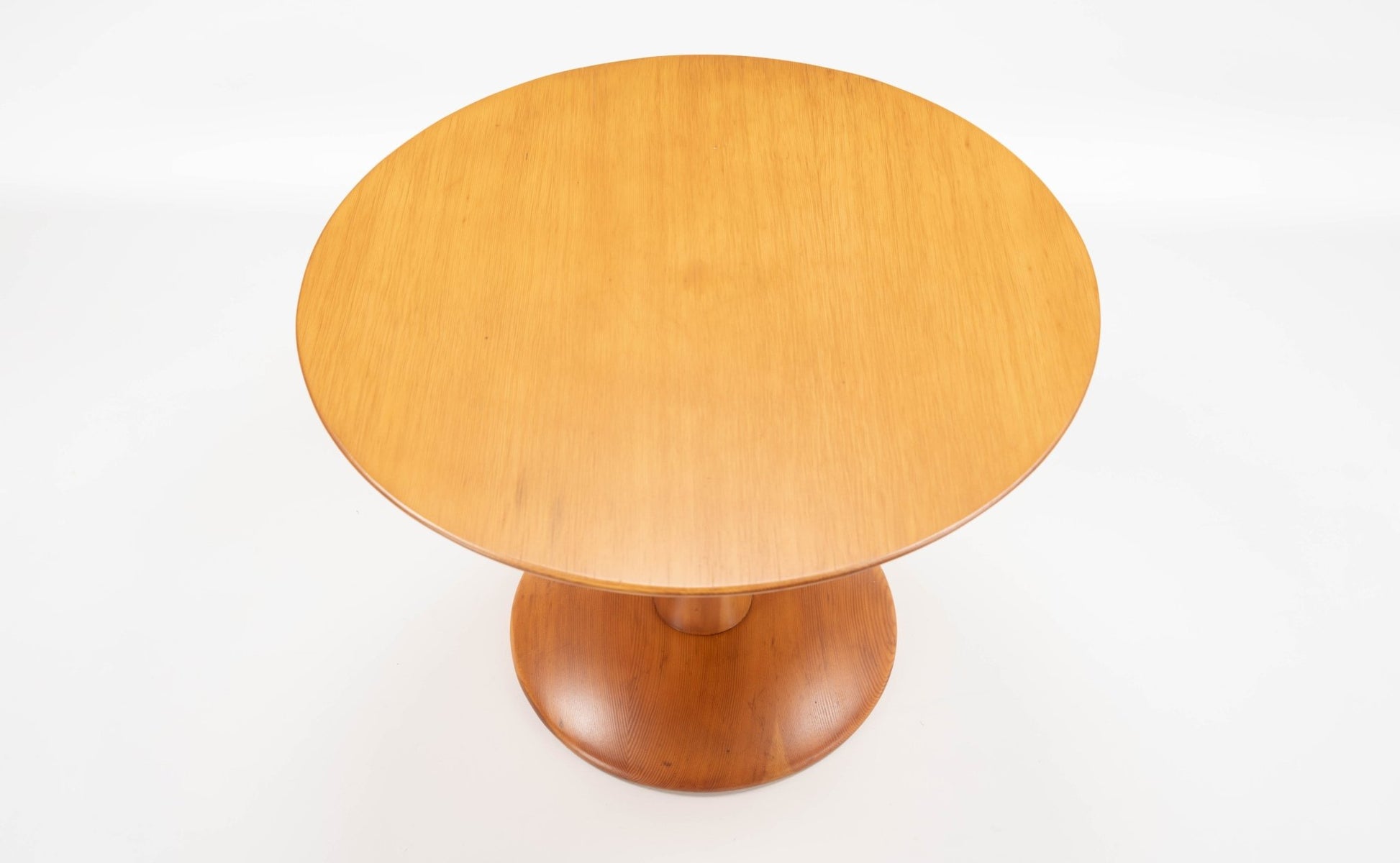 Nanna Ditzel Pine Table with round top and pedestal base in light Oregon pine wood, minimalist mid-century design
