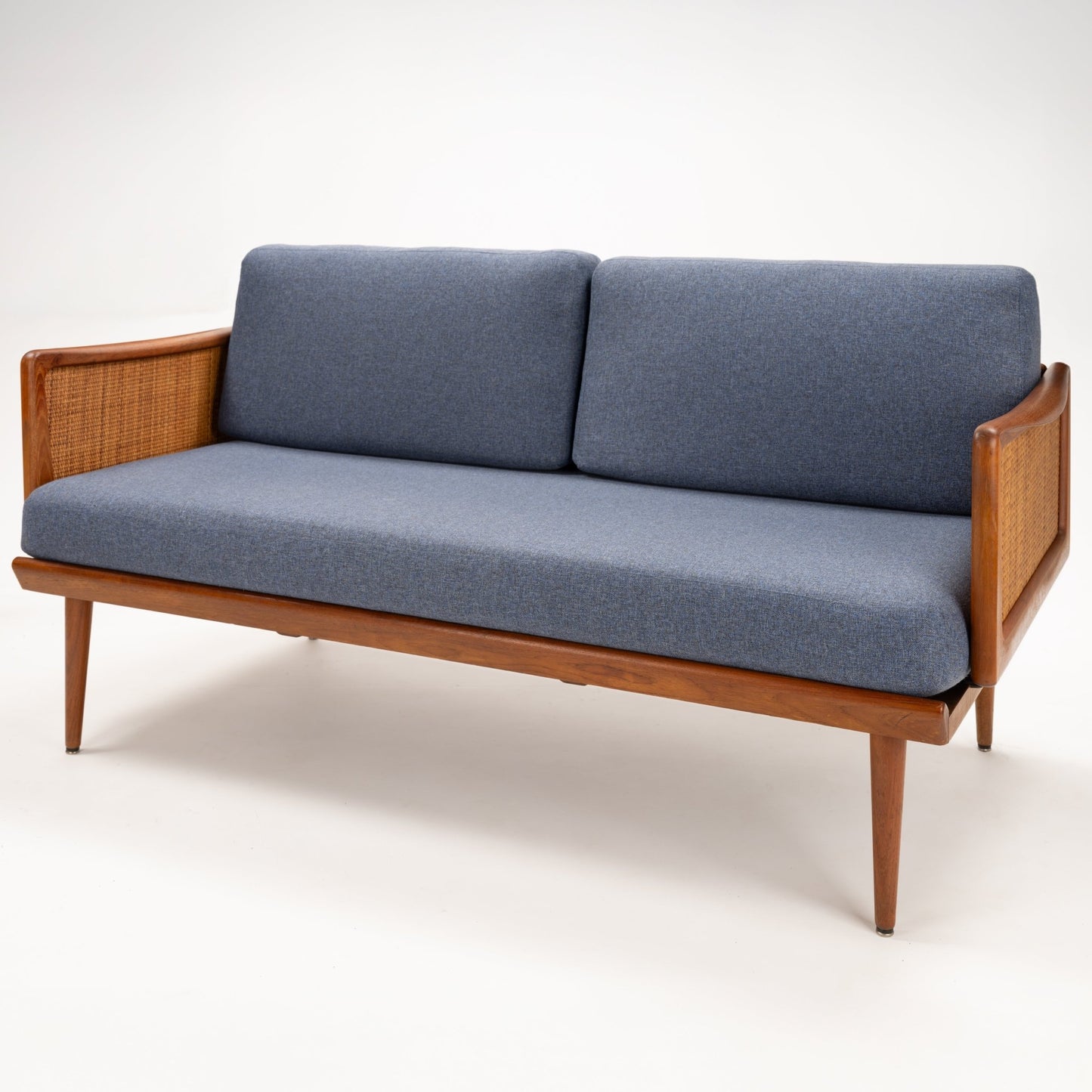Peter Hvidt & Orla Molgaard Model FD 451 Daybed/Sofa with blue cushions woven wood armrests and tapered teak legs in vintage Danish furniture style