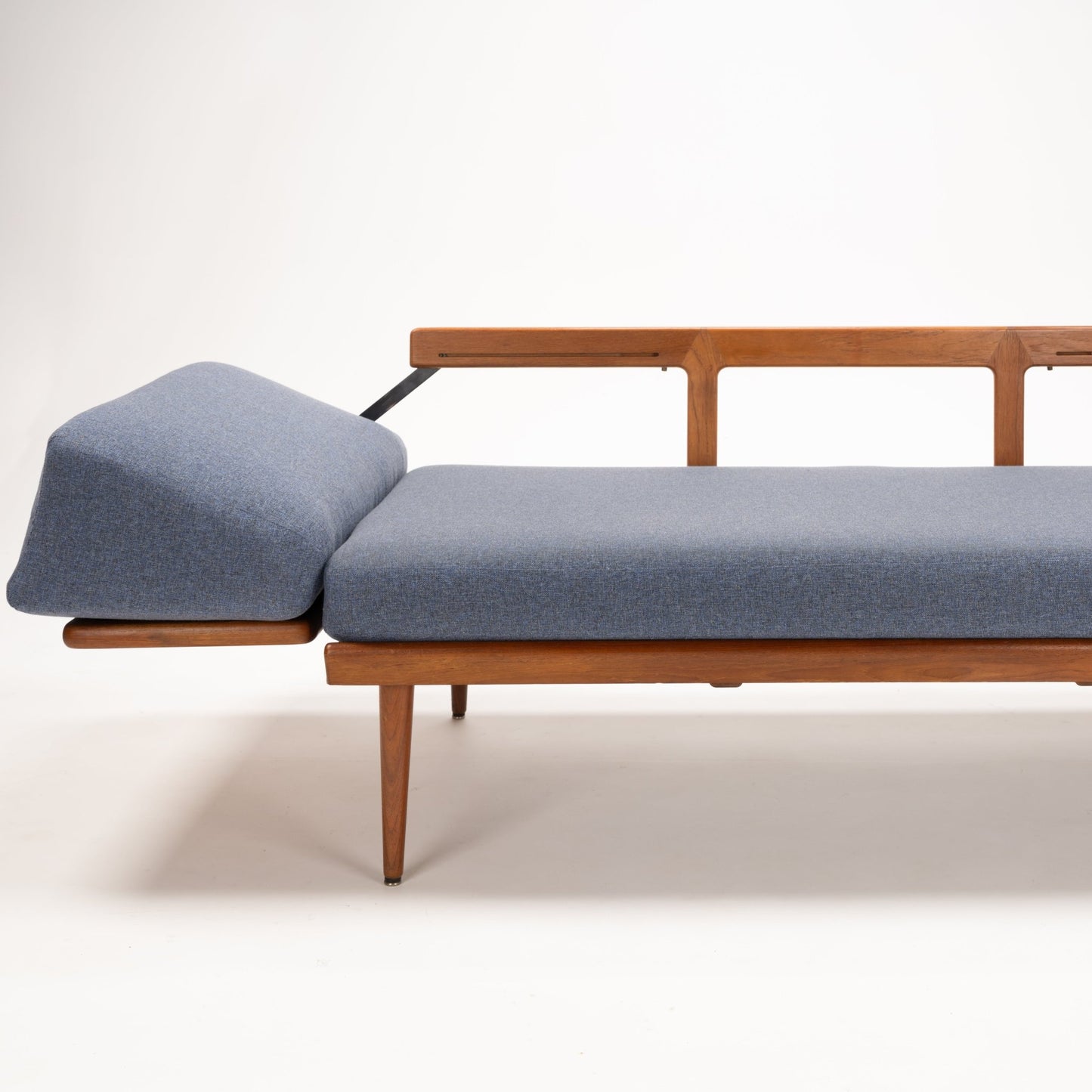 Peter Hvidt & Orla Molgaard Model FD 451 Daybed/Sofa side profile with blue upholstery teak frame raised back rail and tapered leg in vintage Danish furniture style