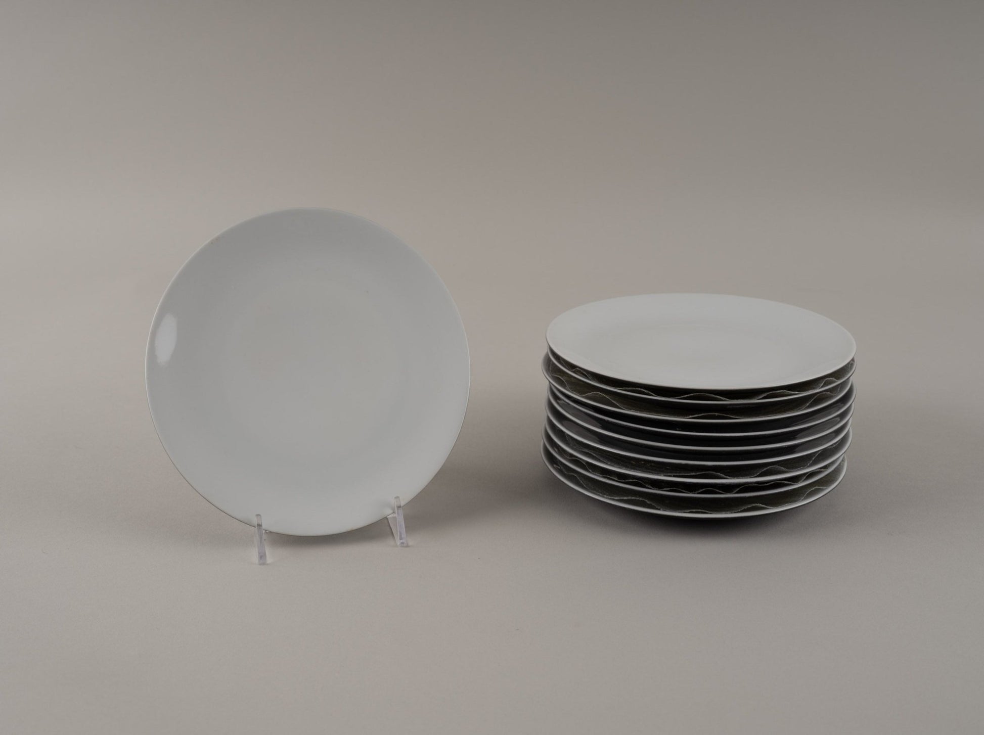 Set of Rosenthal "Charcoal" china plates designed by Raymond Loewy in eggshell black with glossy finish from 1950s-60s