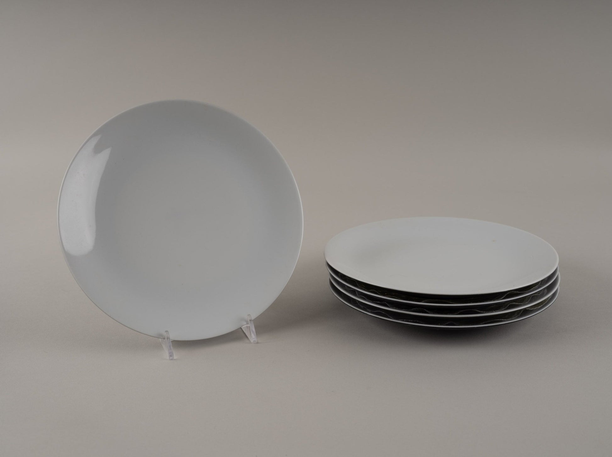 Set of six Rosenthal "Charcoal" china plates designed by Raymond Loewy, eggshell black with glossy contrast from 1950s-60s.