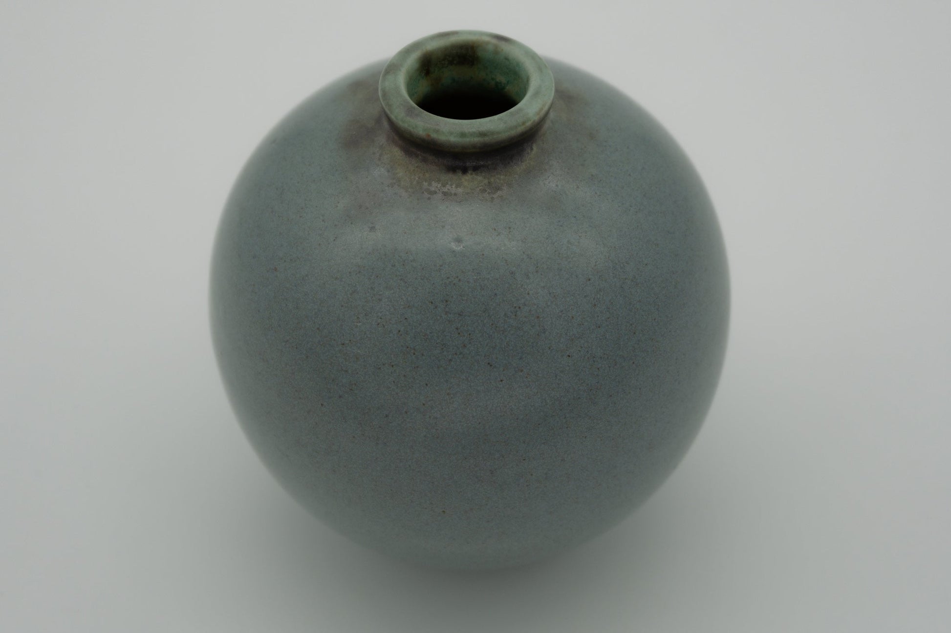 Bubble ball shaped Arthur Rushmore studio pottery vase in turquoise glaze with fine black speckles, hand-signed and dated.