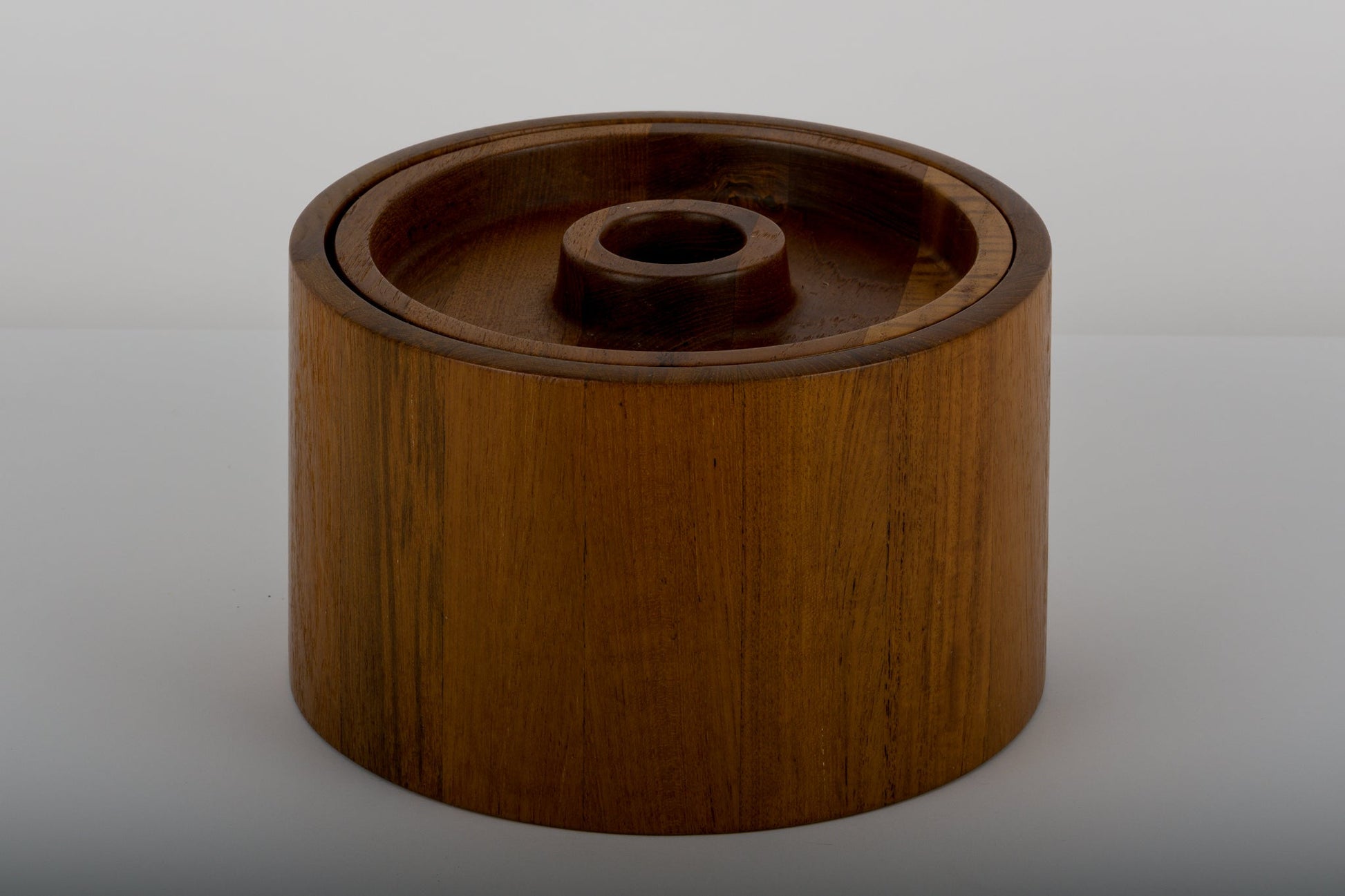 Jens Quistgaard teak ice bucket from Dansk Denmark with removable lid and plastic liner, circa 1970s.