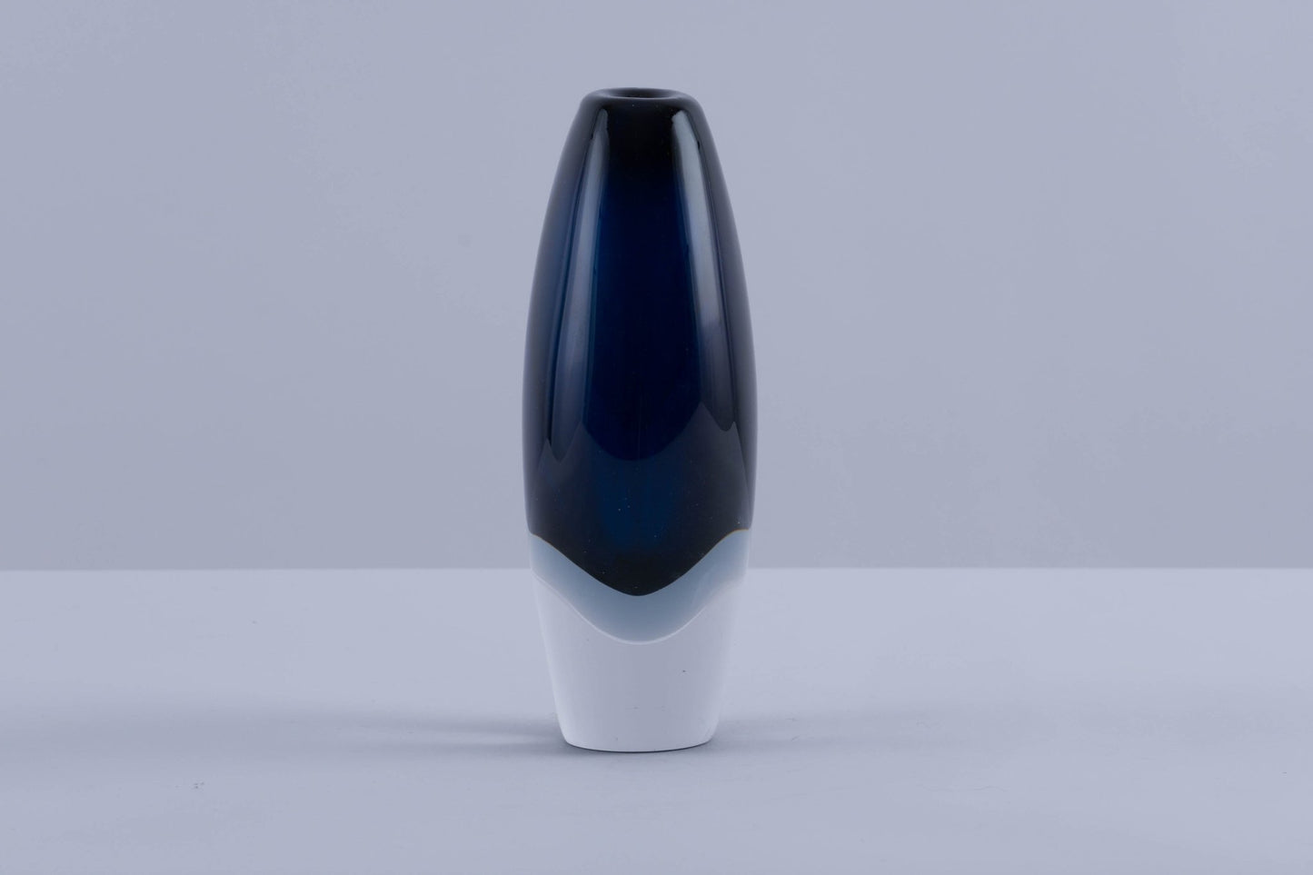 Kosta Boda Sommerso glass vase by Vicke Lindstrand with layered blue and white glass, Swedish 1960s design.