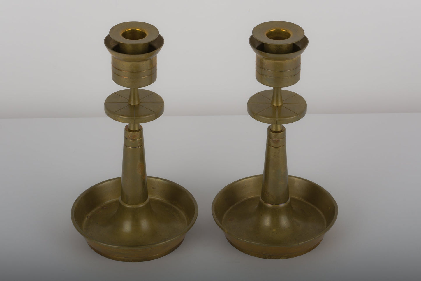 Pair of 1990s Tomi Parzinger waxed brass candle holders with minimalist design by Dorlyn Silversmiths USA